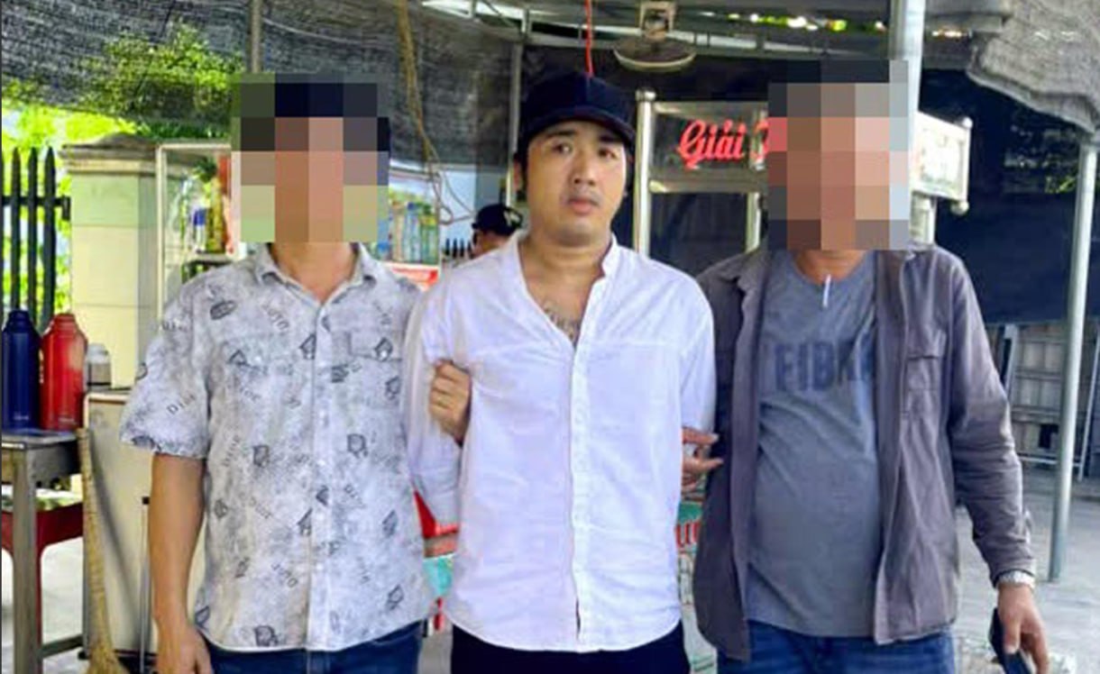 #越南 男子侵吞五十万越南盾欠款拒不归还，遭讨要时持枪恐吓路人，辗转多地潜逃两日终被警方抓获