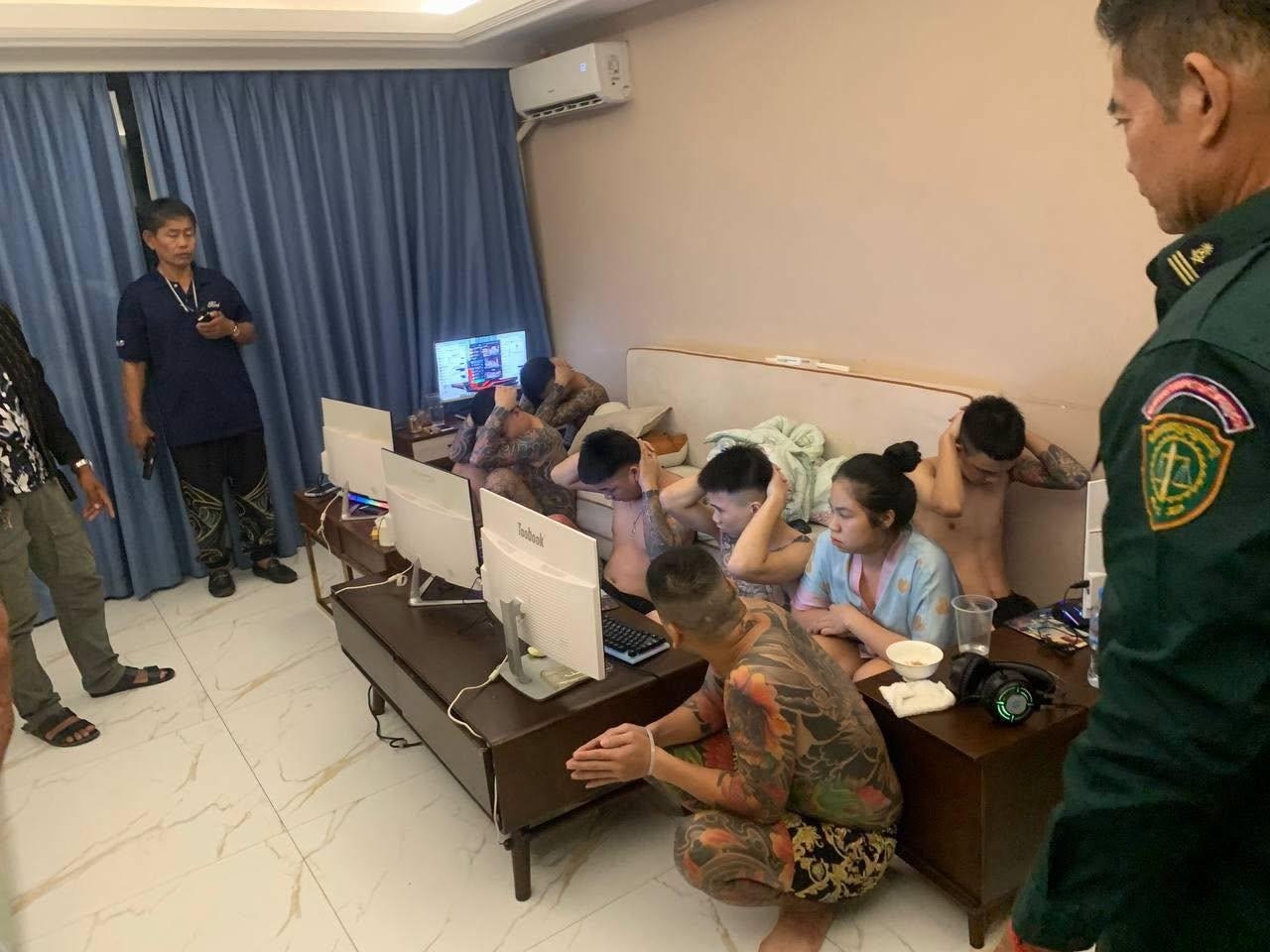 金边警方突袭抓获14名涉电诈越南籍人员