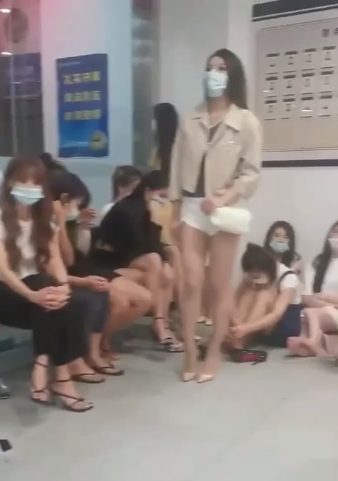 #国内新闻 苏州夜场突击检查，多名女子现场被带走，网友一句话引发热议：“难怪很多人没有对象！”