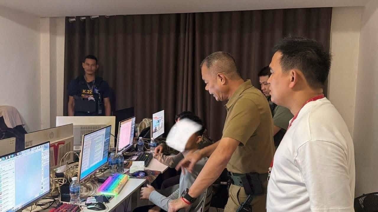 #西港消息：8月10日，西港省初级法院调查法官下令，将17名涉嫌网络诈骗的嫌疑人临时羁押。