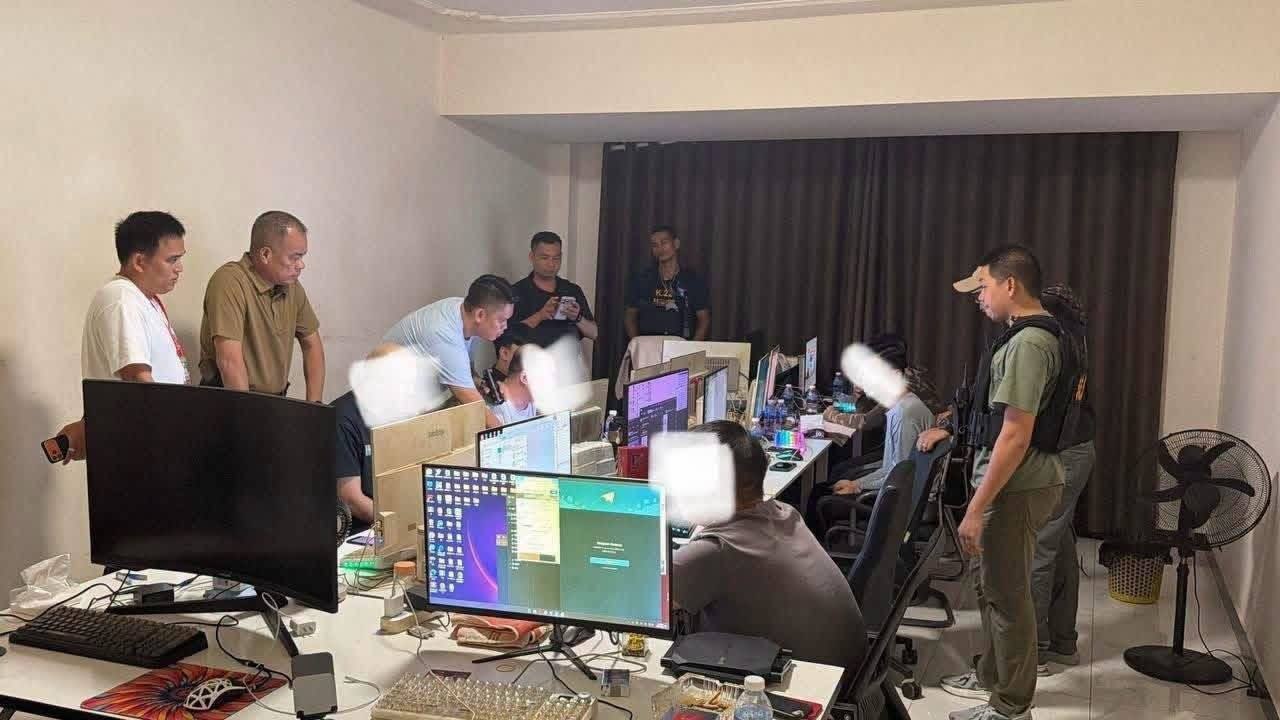 #西港消息：8月10日，西港省初级法院调查法官下令，将17名涉嫌网络诈骗的嫌疑人临时羁押。