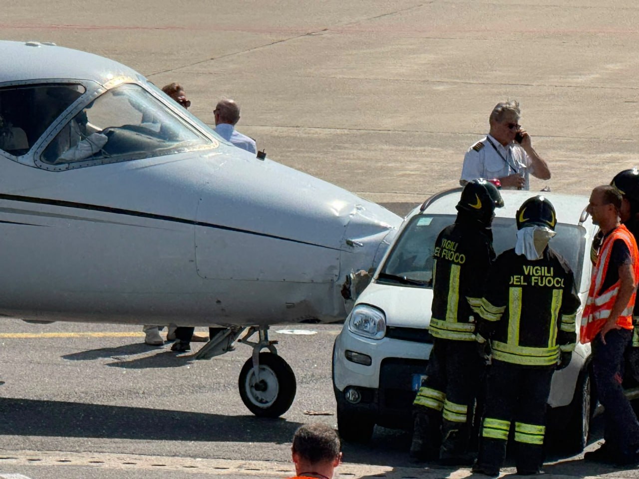 🇮🇹 #意大利。一架霍克航空/比奇飞机400A型私人飞机在米兰-利纳特机场滑行时，被地面服务车辆撞击。据报道，无人受伤。