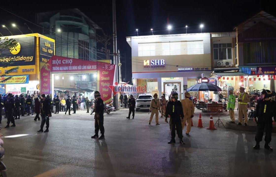 #网友投稿 🇻🇳#越南 胡志明3郡 Duc Town住宅区德镇路18号街附近 正在例行检查，居住证，护照，无证人员就不要…