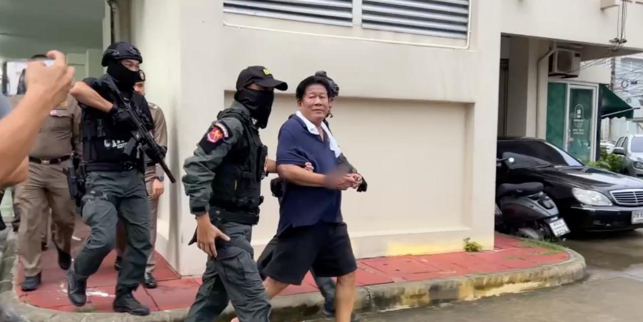 #泰国 暖武里枪击案嫌犯乍伦被警方押回住处搜查取证，查获三十发子弹，涉案手枪早已变卖不知所踪