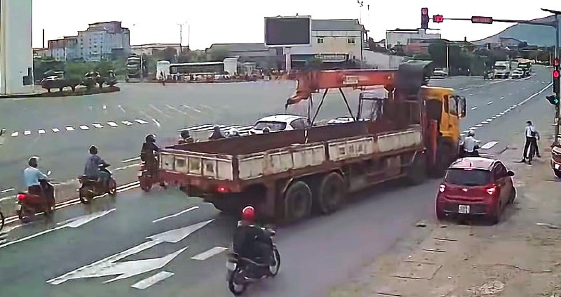 #越南 河静国道吊车失控冲撞路口等候红灯三辆摩托，三名骑手受伤送医，交管部门到场处置勘查