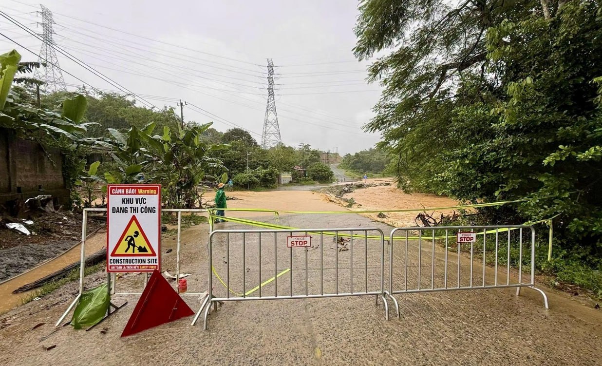 #越南 广治省连日暴雨引发山洪，道路桥梁被大水淹没，多处边境村落交通中断遭围困