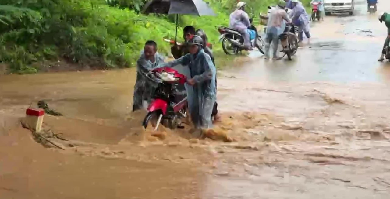 #越南 广治省遭遇强降雨侵袭山区爆发山洪，十余处道路渡口被淹，多地村镇交通全面受阻