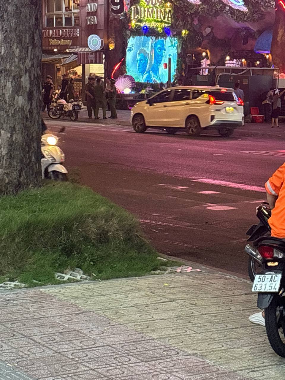 #网友反馈： 越南胡志明7郡美食街 至少有20个警察，沿街检查证件，兄弟们注意安全。