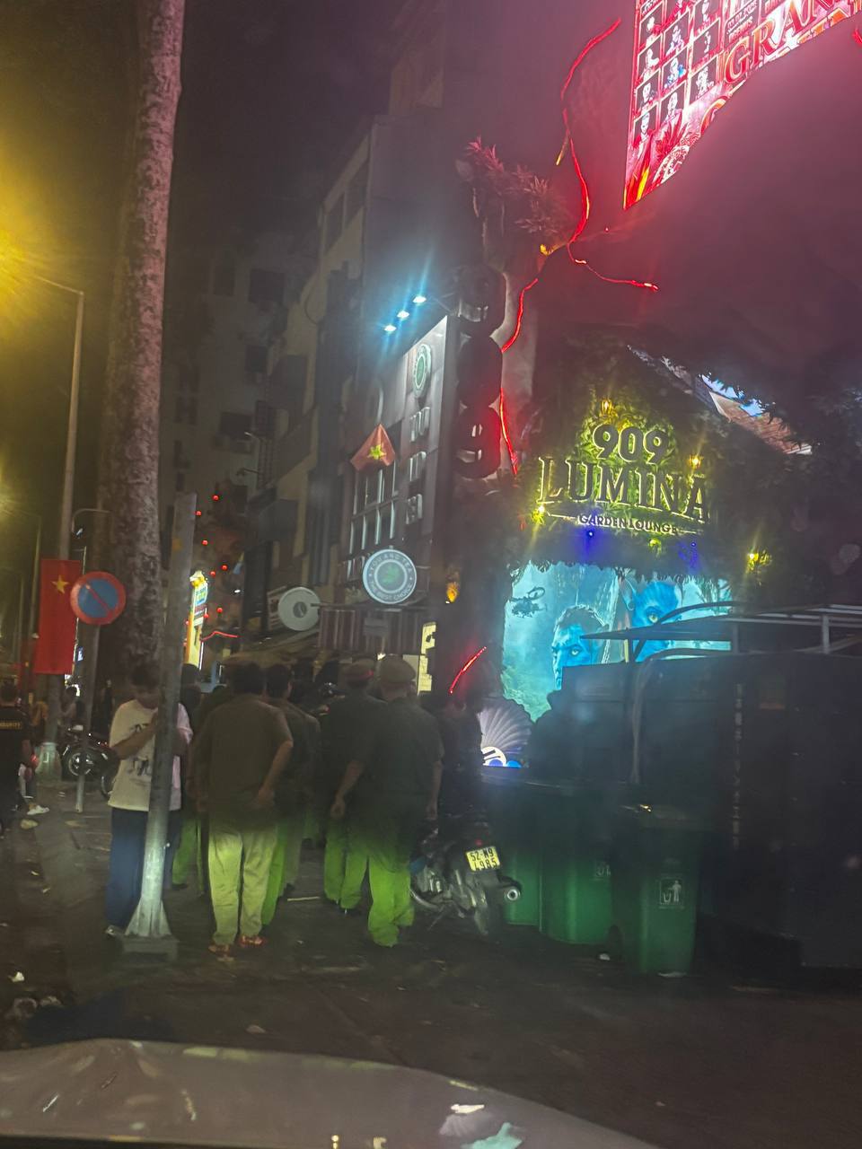 #网友反馈： 越南胡志明7郡美食街 至少有20个警察，沿街检查证件，兄弟们注意安全。