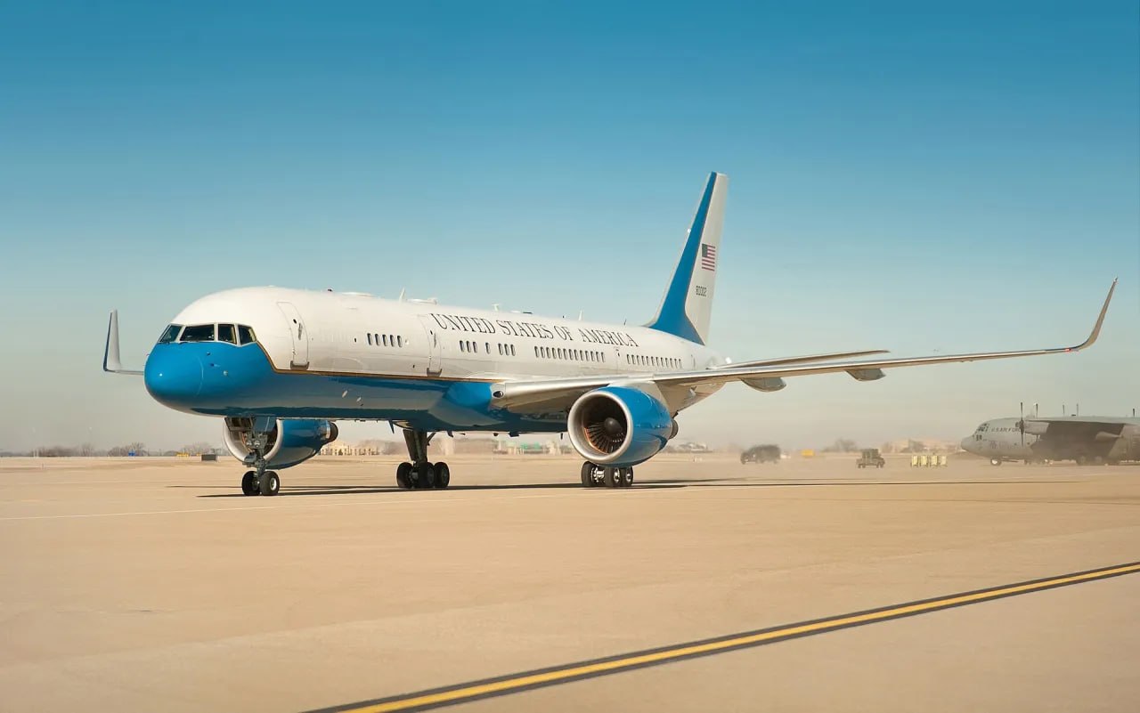 #国际新闻：网传视频揭特朗普安卡拉“餐梯换机”秘撤 C-32A先于空军一号抵英