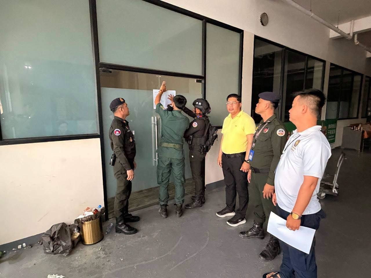 干拉省桑波布恩市消息：当地统一行政指挥部突击查处一处涉嫌从事网络诈骗活动的地点，现场发现67名外国人及大量相关设备。