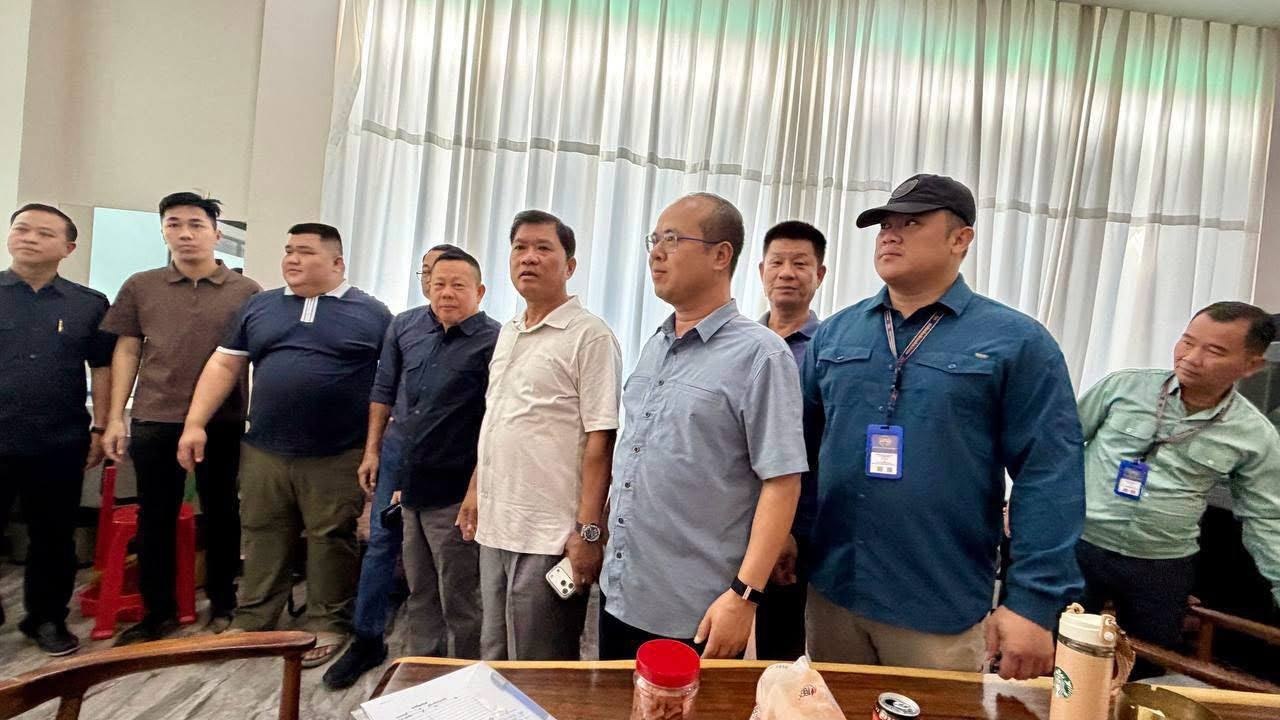 干拉省桑波布恩市消息：当地统一行政指挥部突击查处一处涉嫌从事网络诈骗活动的地点，现场发现67名外国人及大量相关设备。