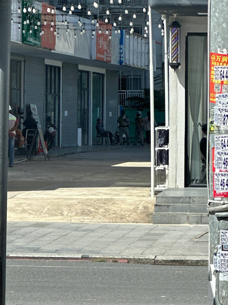 #群友投稿：🇰🇭西港伯莱旁边有打野的被围了，现场还在摇人叫宪兵过来，附近兄弟注意！！！