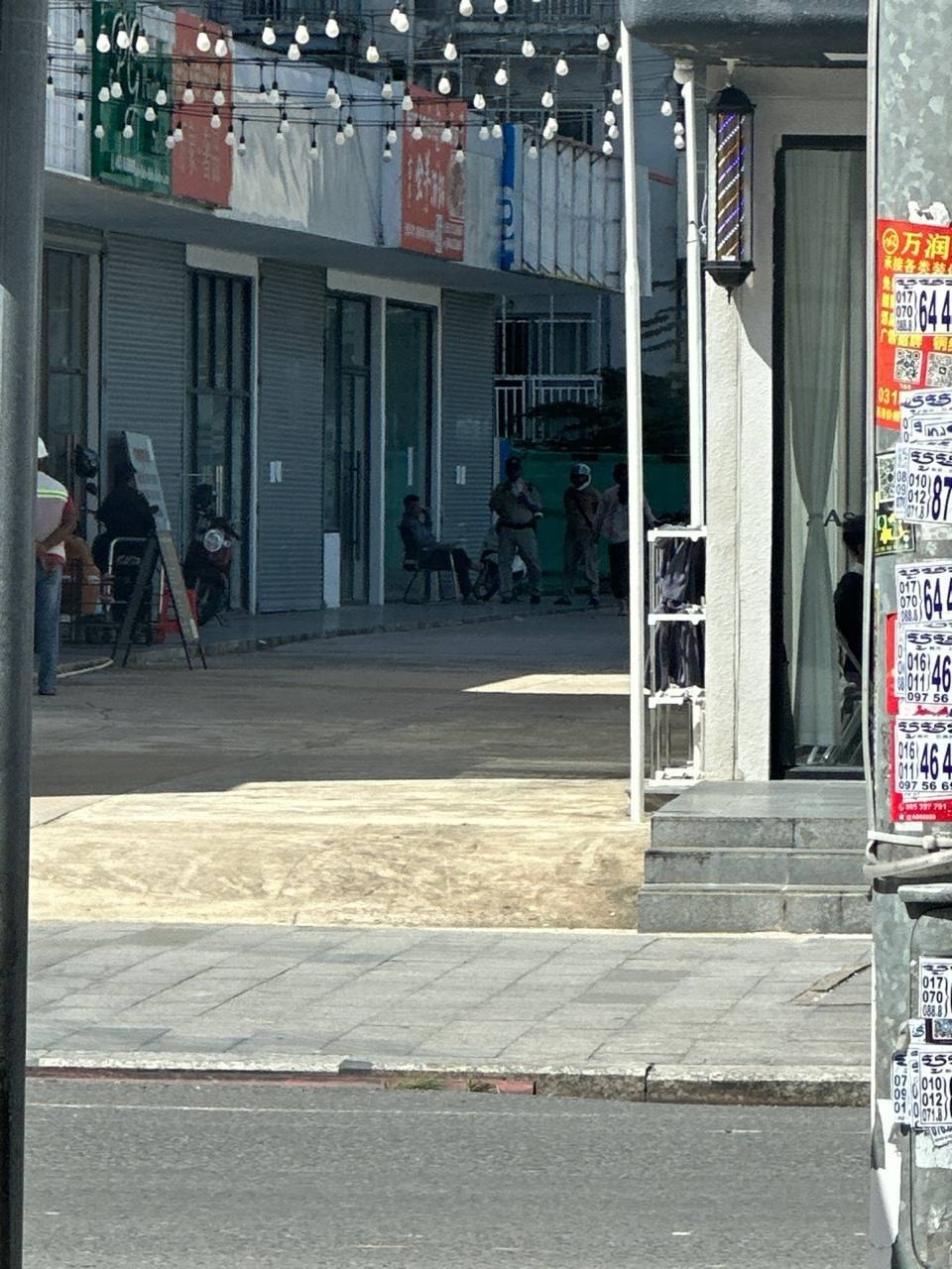 #群友投稿：🇰🇭西港伯莱旁边有打野的被围了，现场还在摇人叫宪兵过来，附近兄弟注意！！！