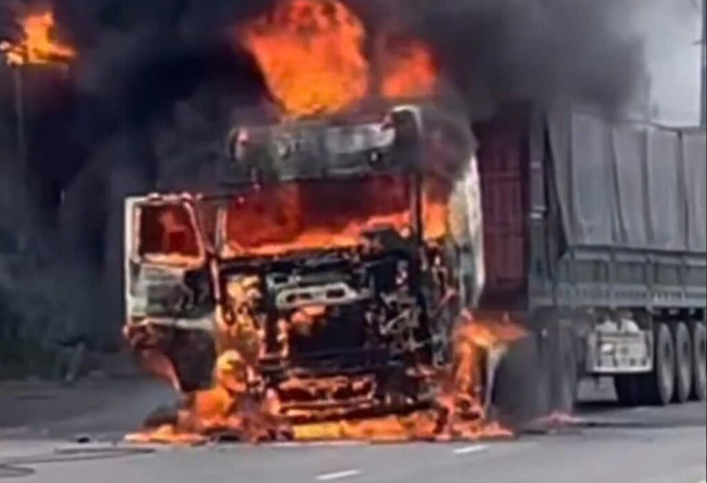#越南 国道两车相撞拖拽后起火爆炸，越南同塔省摩托骑手不幸殒命，卡车司机毒检无异常