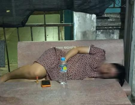 #越南 嘉莱路口轿车撞倒孕晚期骑手引发争议，伤者指控司机疑似酒驾事后离去，双方说法不一警方介入核查