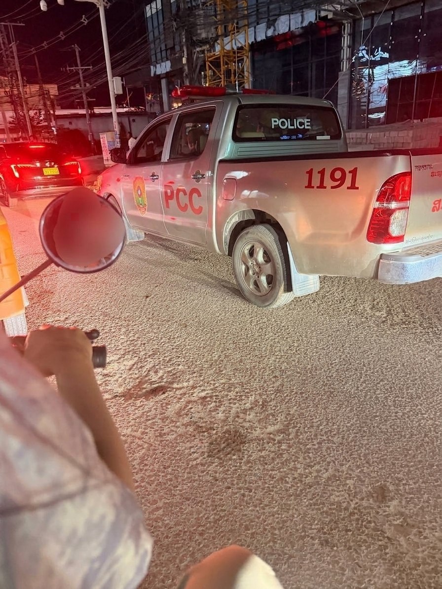 #网友反馈：老挝万象三江盛大门口这条街有很多当地的警察，现场各种拦车，连电瓶车都拦下来检查，大家注意安全，没有证件的，不…