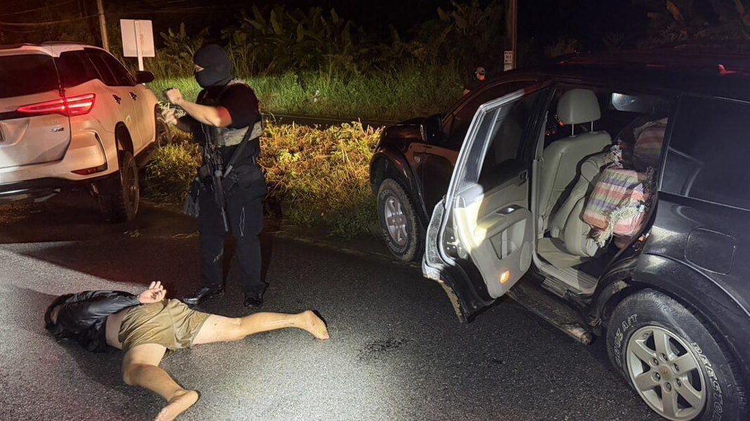 #泰国 清莱边境多部门联合缉毒，毒贩满载四百万粒冰毒冲卡逃窜，撞隔离带跳沟仍被抓获