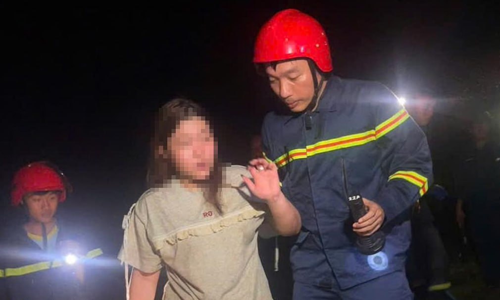 #越南 岘港山茶半岛少女独自取景失足被困陡坡，多方救援队伍连夜绳索作业，耗时一小时成功施救
