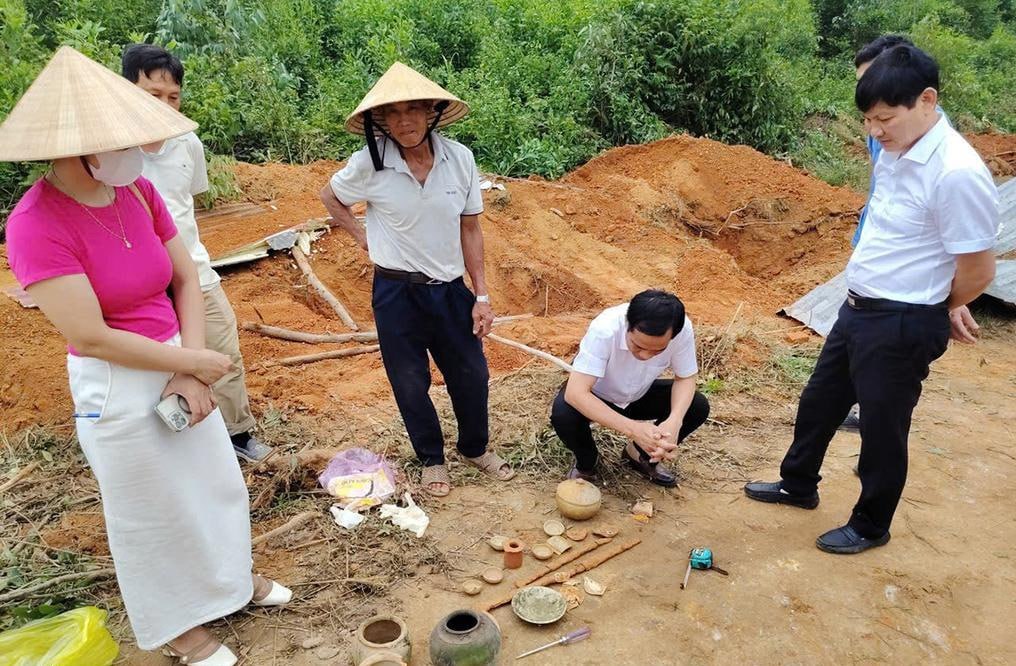 #越南 义安乡民用土偶遇千年古砖墓，出土刀剑古币多件文物，研判距今一千多年历史