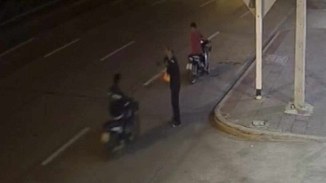 #泰国 大城府二手车行门口突发枪击案，二人合谋行凶射伤男子后骑车逃窜，监控留存线索警方全力追查