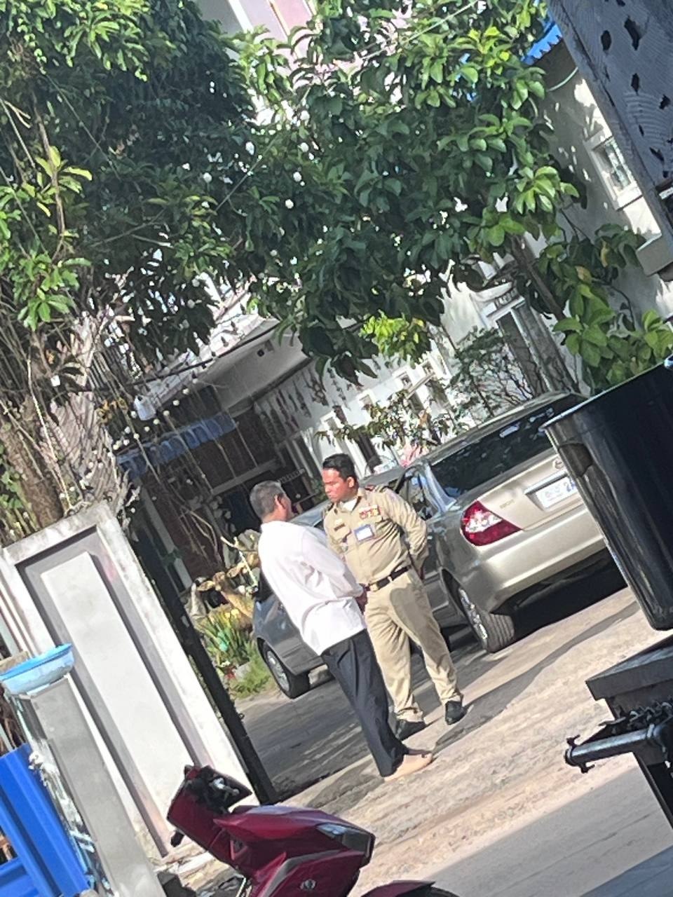 #网友反馈 红灯笼下坡50米右拐的那个城中村里面在查护照，附近朋友小心