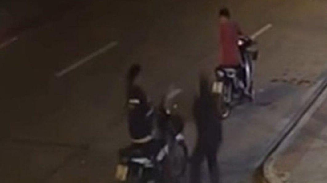 #泰国 大城府二手车店发生枪击命案，男子遭同事爆头身亡，嫌犯潜逃田野留下留宿痕迹警方全力搜捕
