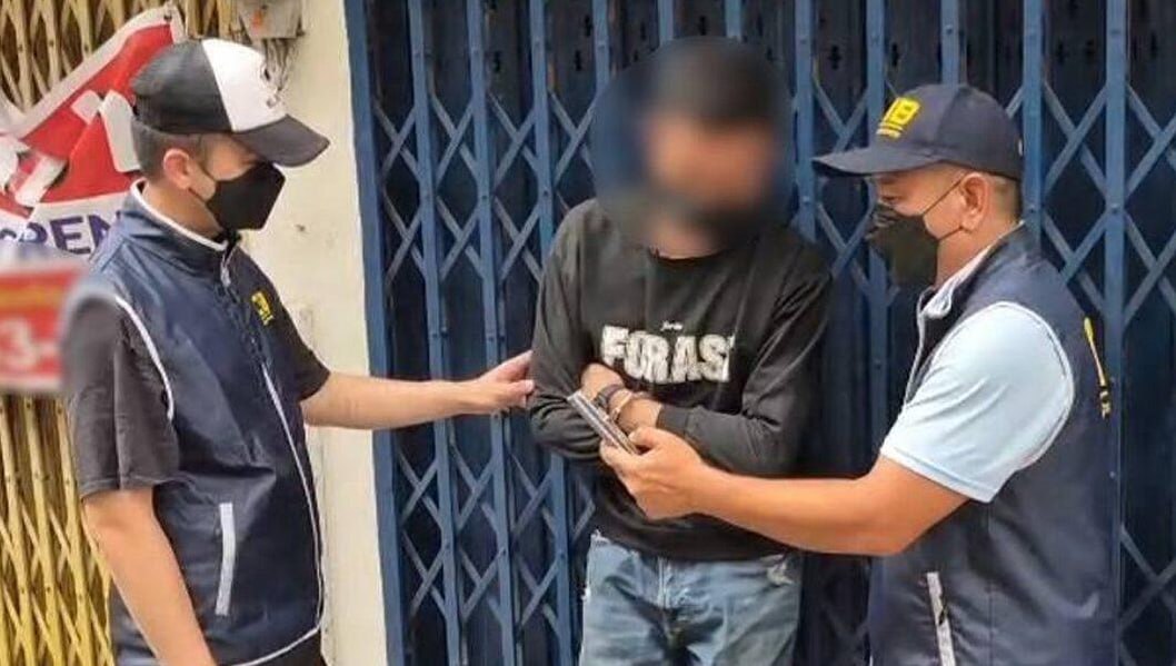 #泰国 少年冲动持枪袭警背负通缉，男子潜逃十七年终在曼谷落网，位列警方年度通缉榜单第六十一位
