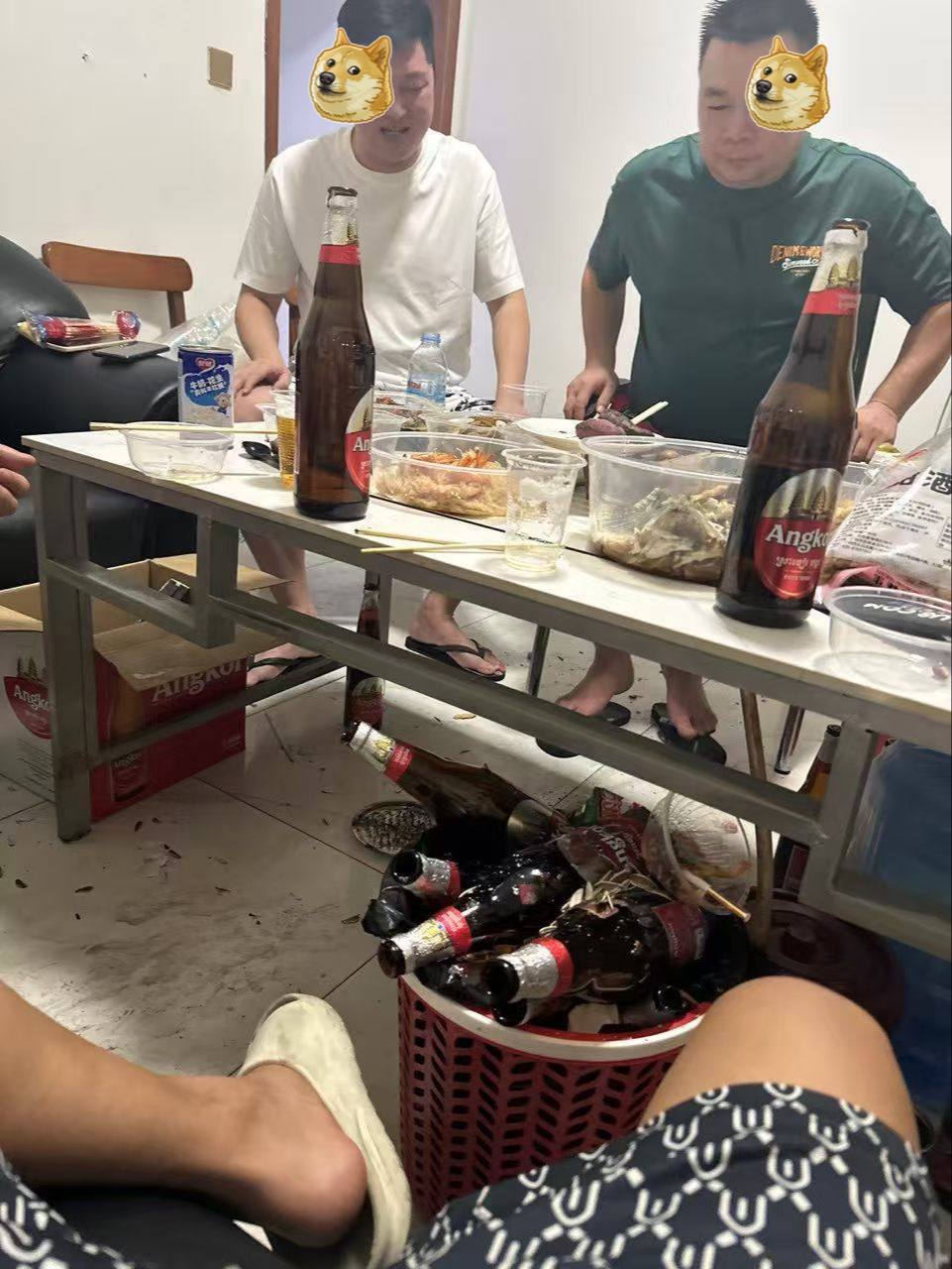 #网友爆料：图1白衣服男子是柬埔寨金水园区9-3-333法国和意大利快杀盘总（高脚）又叫苏总（早期在菲律宾开赌博盘，他老…