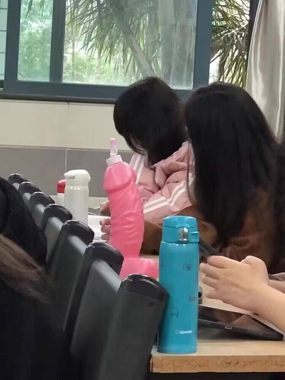 女同学的水杯