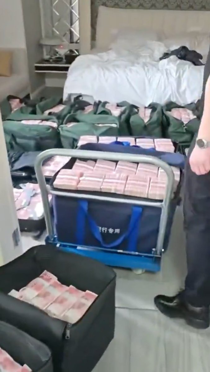 近日，社交媒体流传一段视频，据称是某落马官员家中被查获的现金清点画面。视频中，大量成捆现金塞满行李箱和银行专用装钞袋。按…