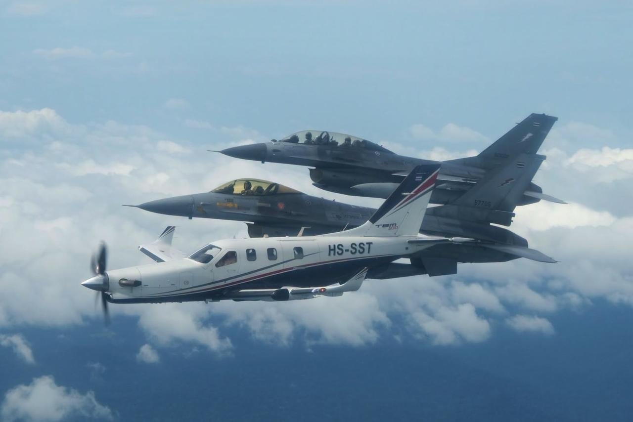 🇹🇭 泰国总理阿努廷开飞机 F-16战机护航