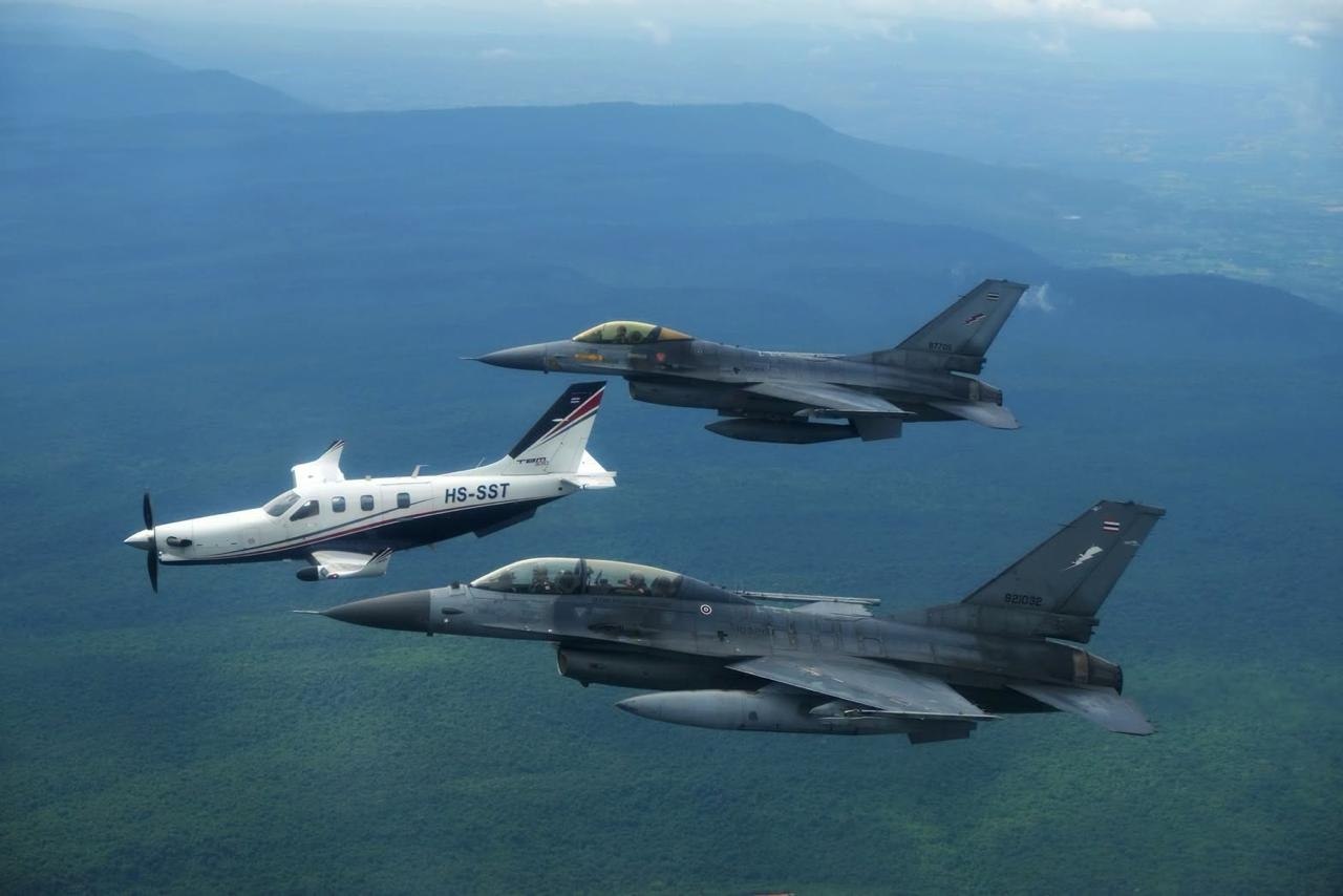 🇹🇭 泰国总理阿努廷开飞机 F-16战机护航