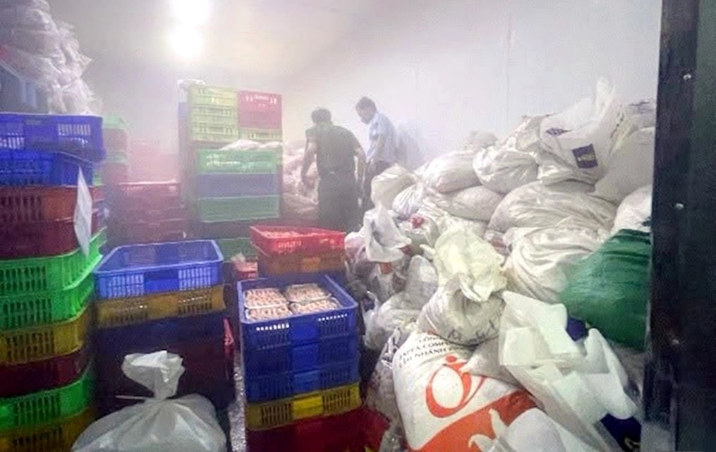 #越南 同奈省企业使用近7.7吨过期鸡爪加工食品，多项违规遭重罚销毁原料