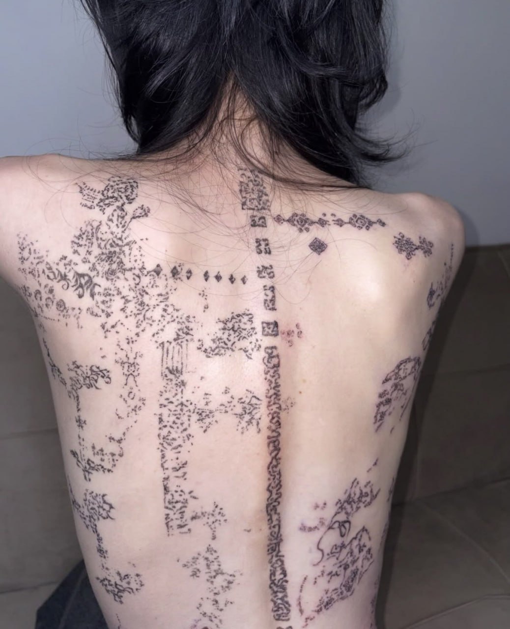 14 个小时的痛苦，现在我的整个背部成了一件艺术品