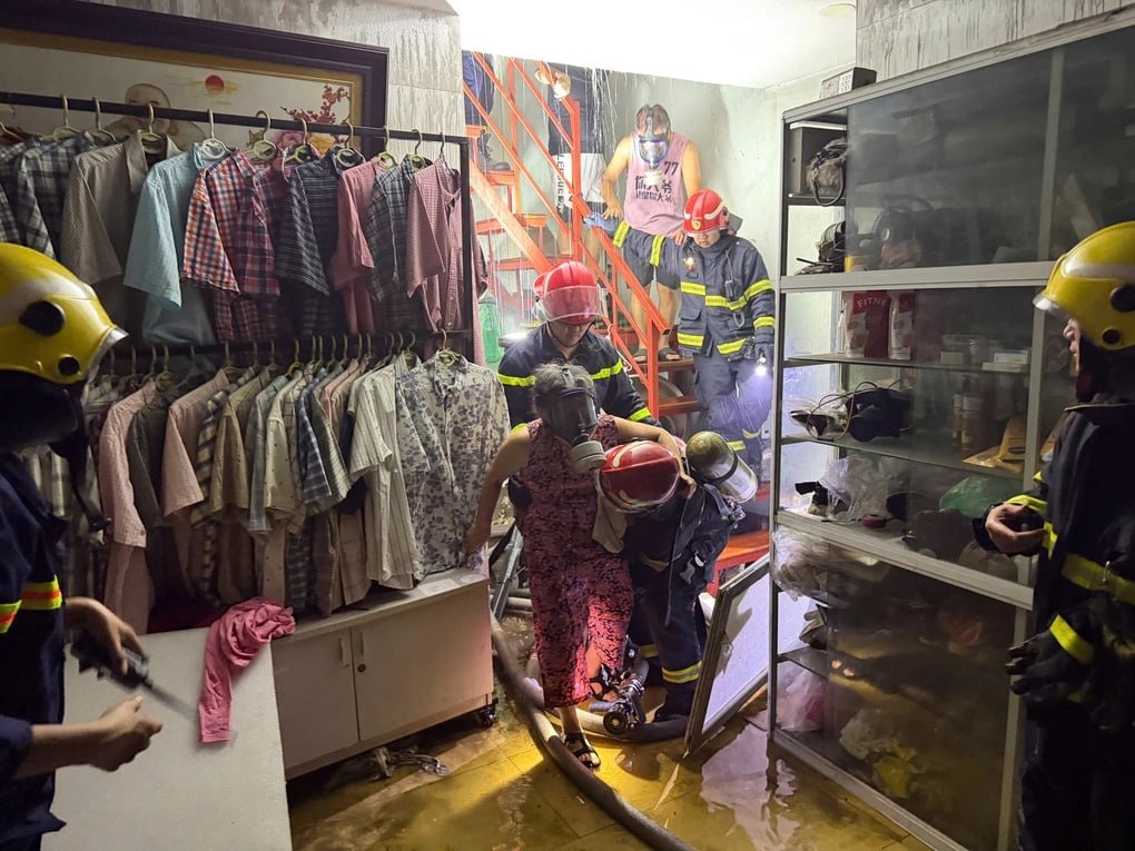 #越南 河内服装店晚间突发大火，布料助燃浓烟弥漫，四名被困人员成功获救