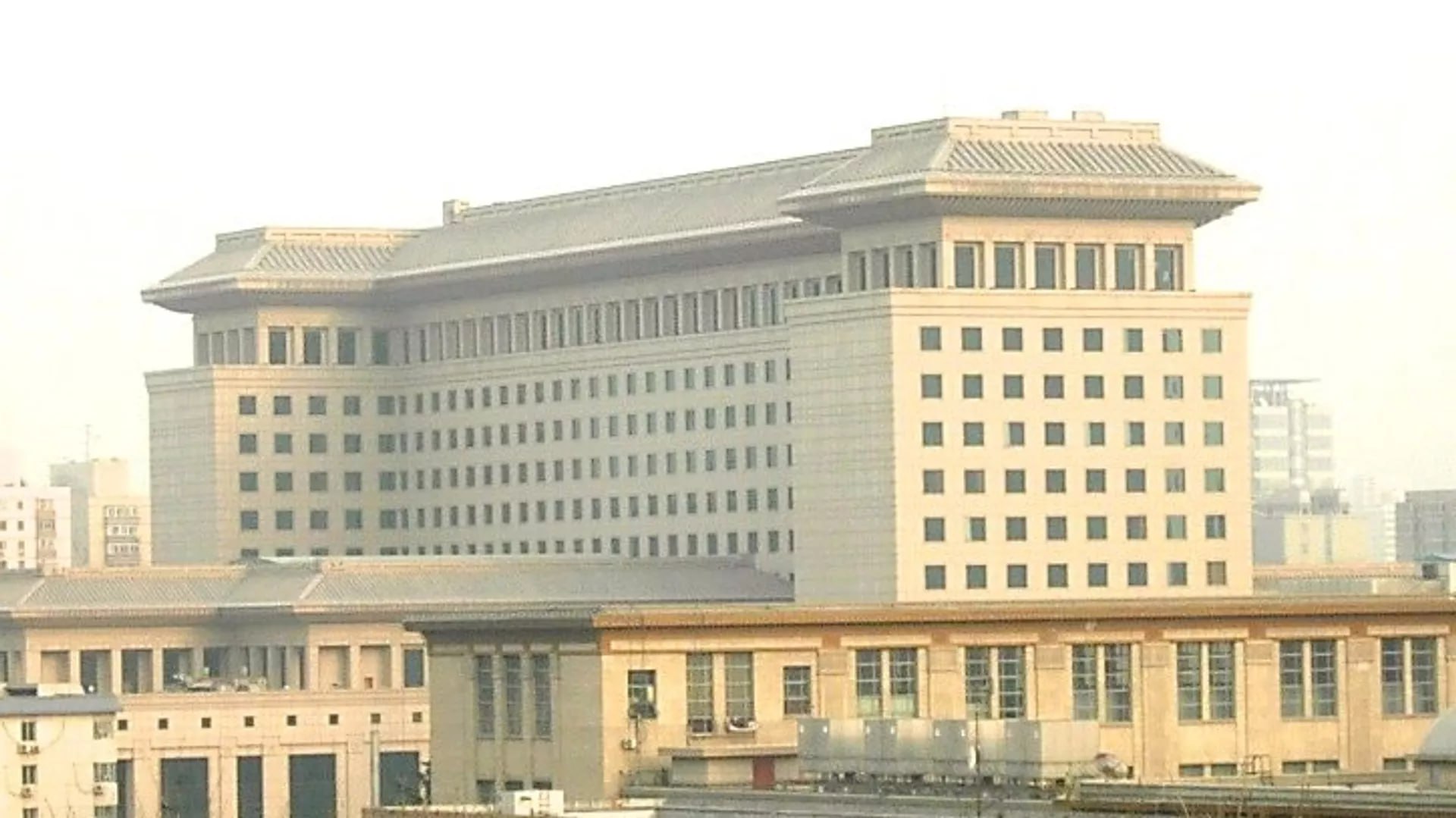 #国际新闻：中方8·15硬回高市供靖国：蒋斌斥“军国主义招魂”，要日方防新型军国化