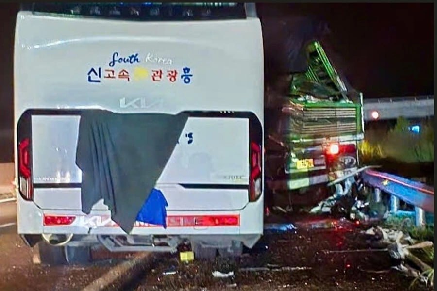 #越南 高速客车追尾故障卡车，司机疲劳驾驶致一名俄罗斯女游客遇难