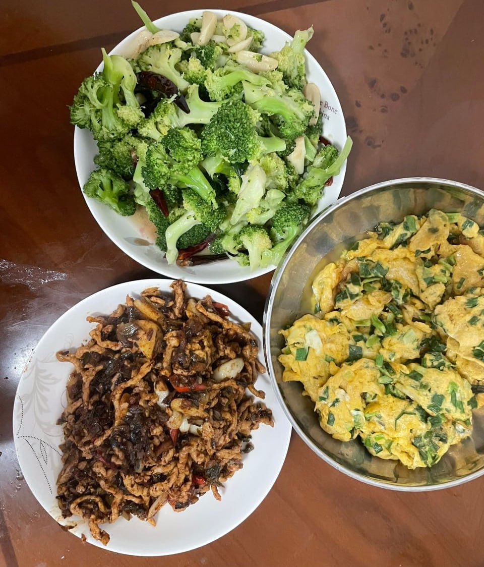 吃饭啦家人  自己端着饭来