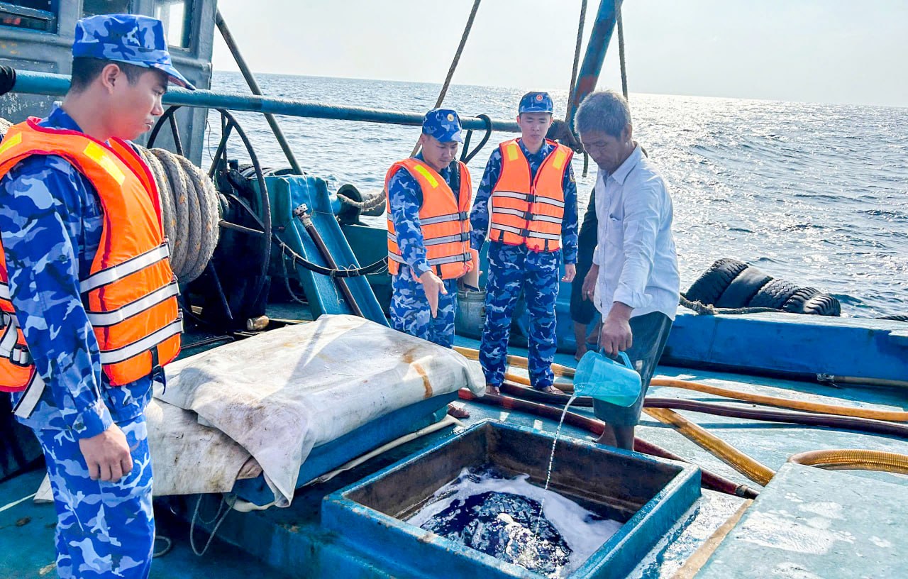 #越南 海警4区海上巡逻查获非法运油船，涉案13万升柴油无合法凭证