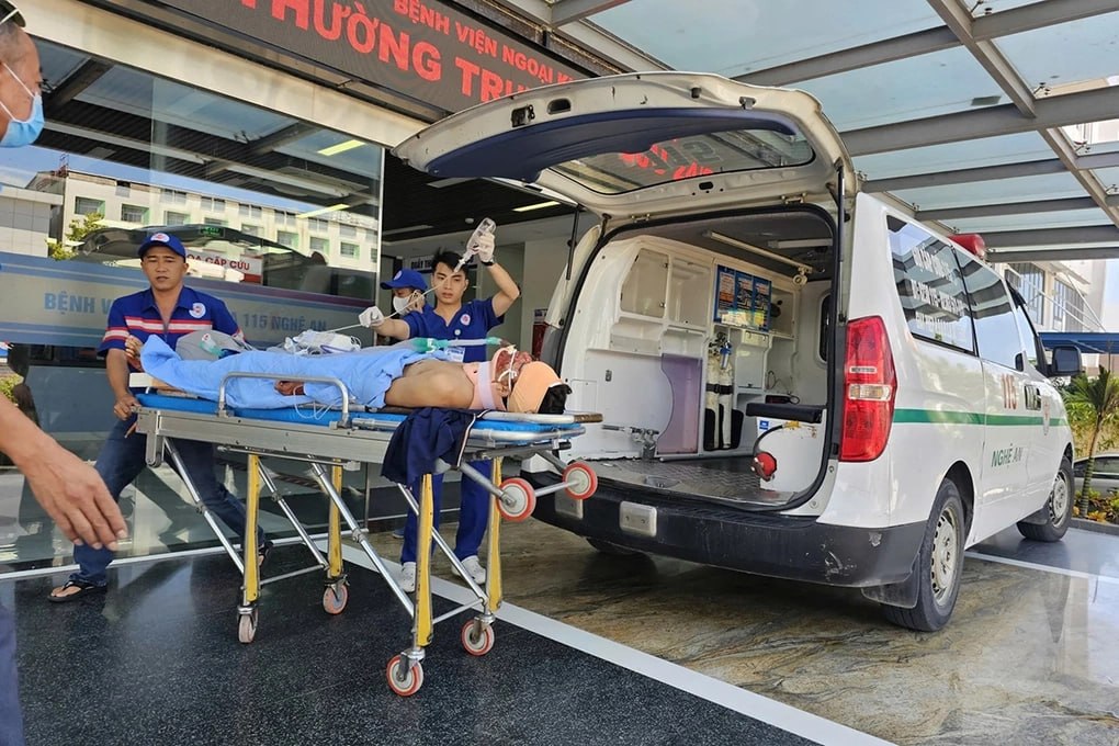 #越南 旅游大巴高速追尾集装箱车，二十人送医，司机伤情危重