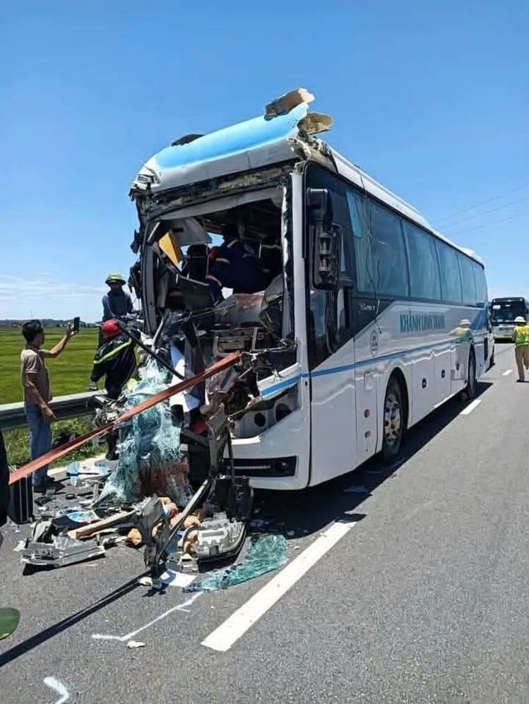 #越南 旅游大巴高速追尾集装箱车，二十人送医，司机伤情危重