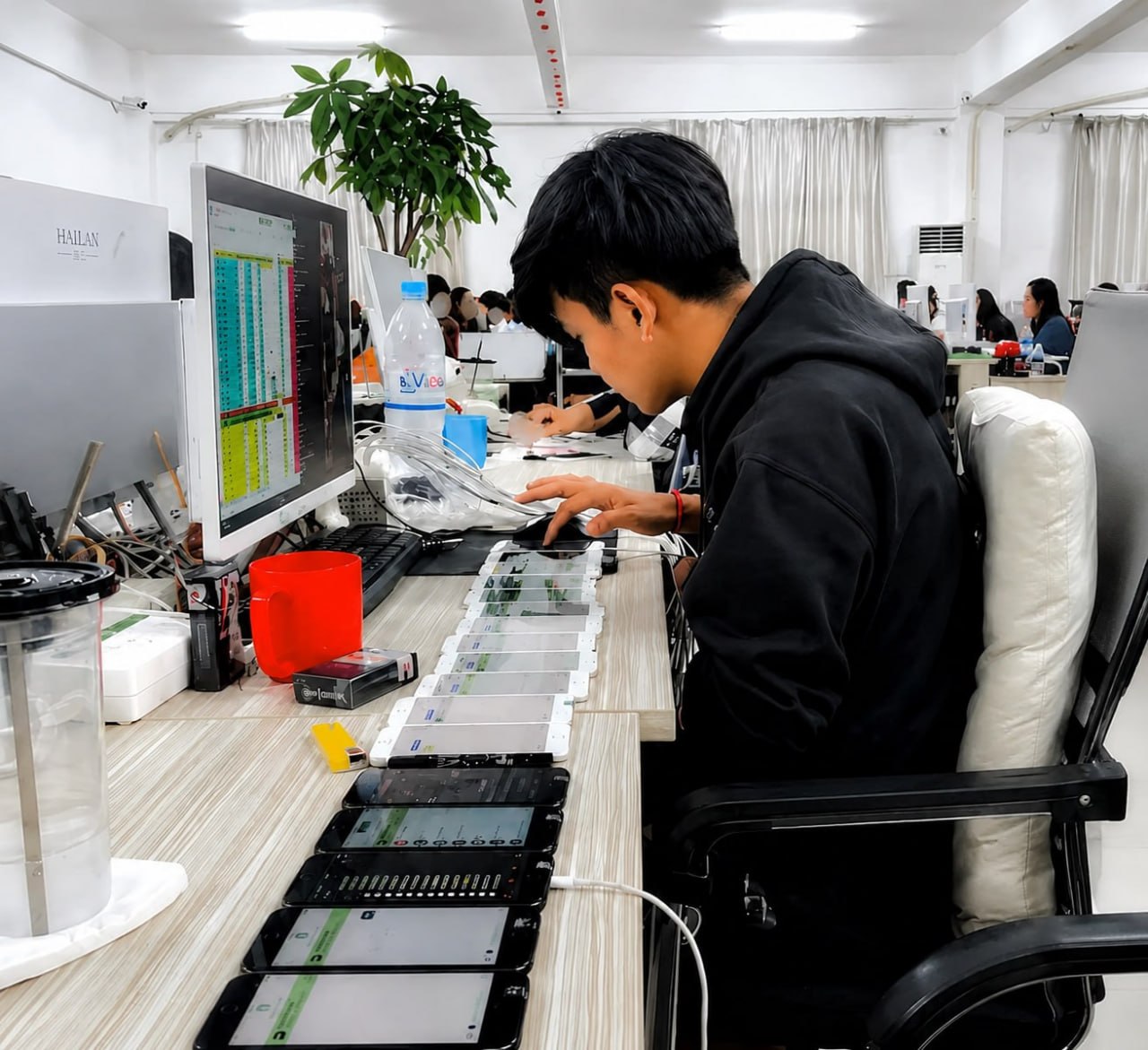 #网友分享 我朋友来东南亚的第一天，只跟我说过一句话：“我爱的人很贵，我只想多赚点钱，回国以后给她一个家。”