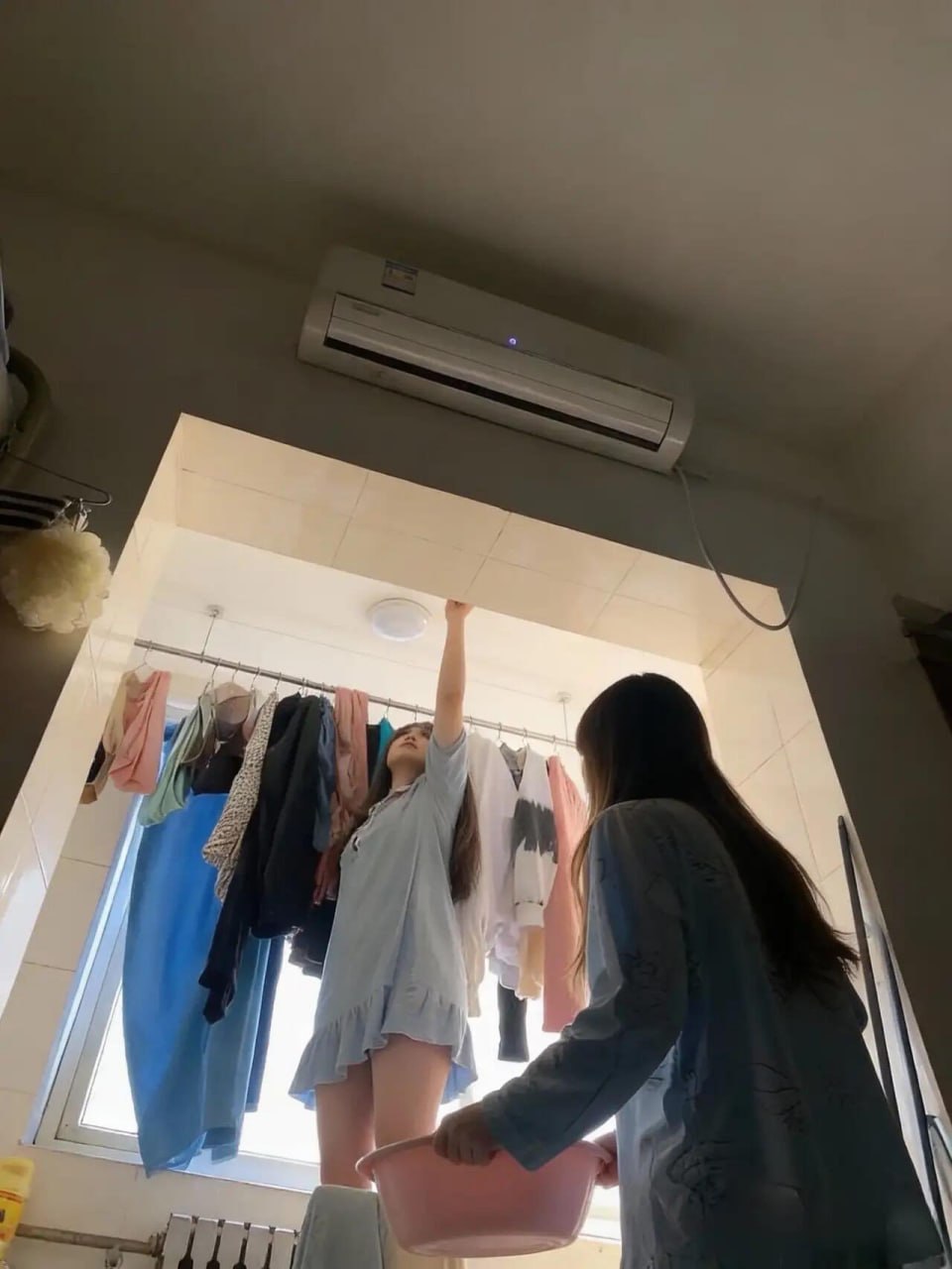 刚认识个女大学生 慢慢教唆她让我看看她室友 哈哈哈