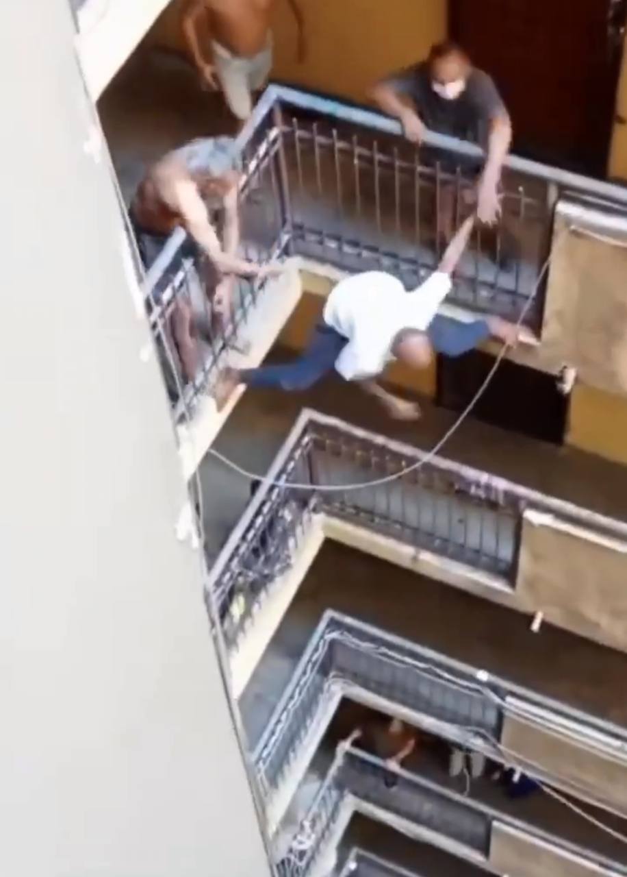 #跳楼 你要不跳大家就帮帮你 #自杀 #坠楼 快点死吧 （ #救援 失败 ）