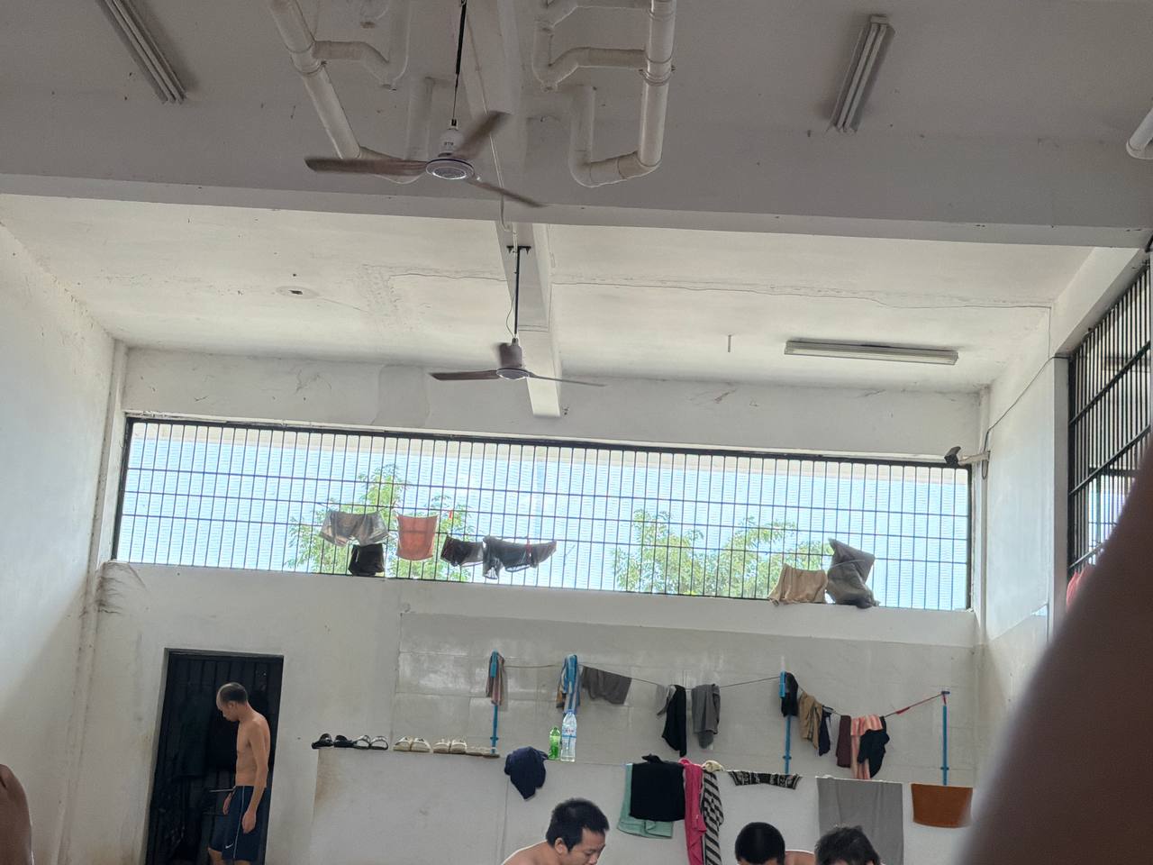 #网友求助：这不是安置点，这是炼狱！误抓三个月，口粮被断，过期高价饭逼死人！