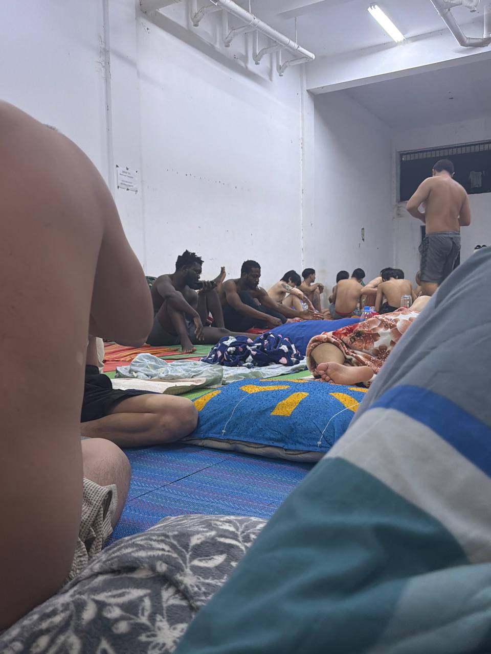 #网友求助：这不是安置点，这是炼狱！误抓三个月，口粮被断，过期高价饭逼死人！