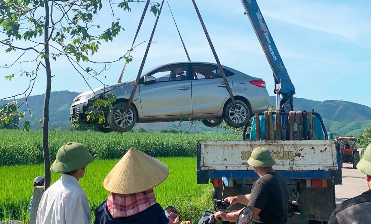 #越南 乂安省网约车司机疑似中风突发身亡，车辆失控径直冲入路边农田