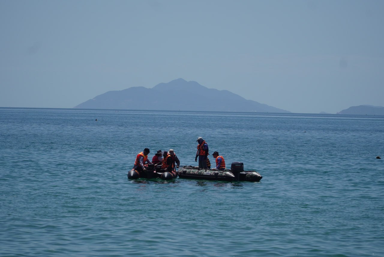 #越南 岘港蛾岬4人遭海浪卷海，官方搜救终止，数十艘志愿船只继续搜寻两名失踪人员