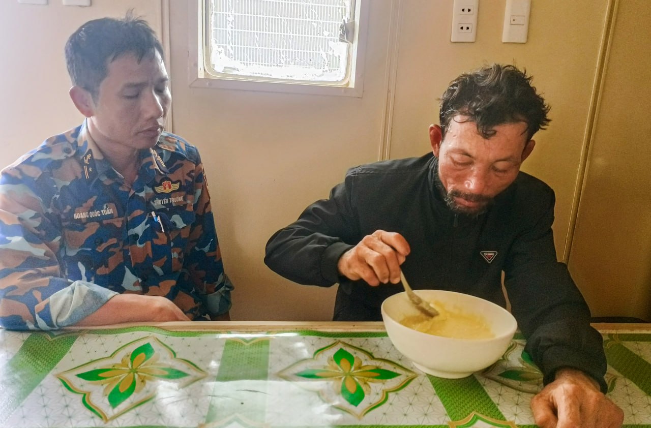 #越南 渔民不幸落海，紧抓泡沫板海上漂流96小时，被海军舰船奇迹救回